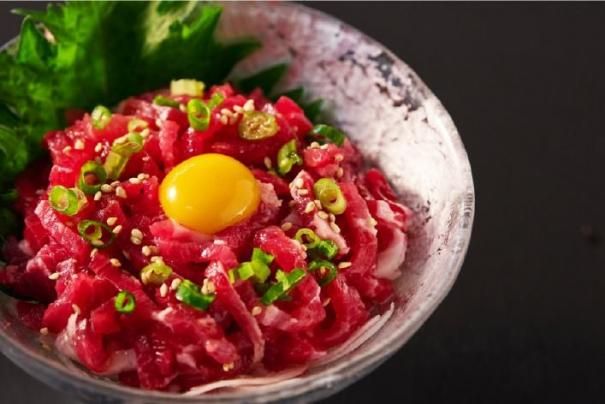 馬刺しユッケの盛り付け例